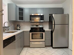 404 NW 68th Ave, Unit 205 in Plantation, FL - Building Photo - Building Photo
