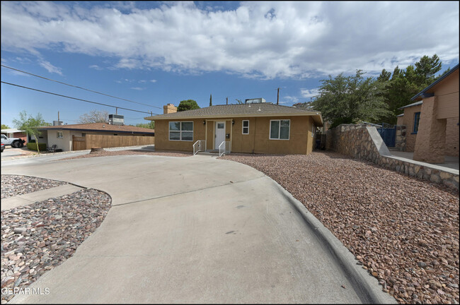 1109 Whitaker Ln in El Paso, TX - Foto de edificio - Building Photo