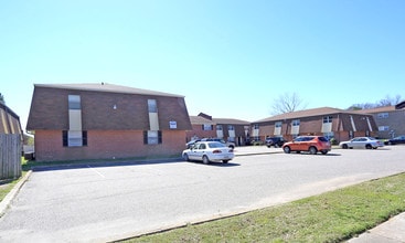 Bay View Square in Norfolk, VA - Building Photo - Building Photo