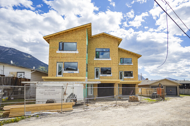 1409 Mountain Av in Canmore, AB - Building Photo - Building Photo