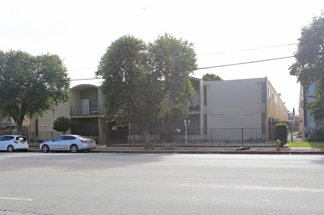 Roscoe Apartments in Winnetka, CA - Building Photo - Building Photo