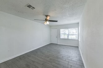 8229 Carolwood Dr in Houston, TX - Foto de edificio - Building Photo