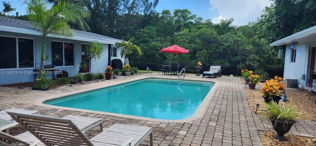 2433 NW 9th Terrace in Wilton Manors, FL - Foto de edificio - Building Photo