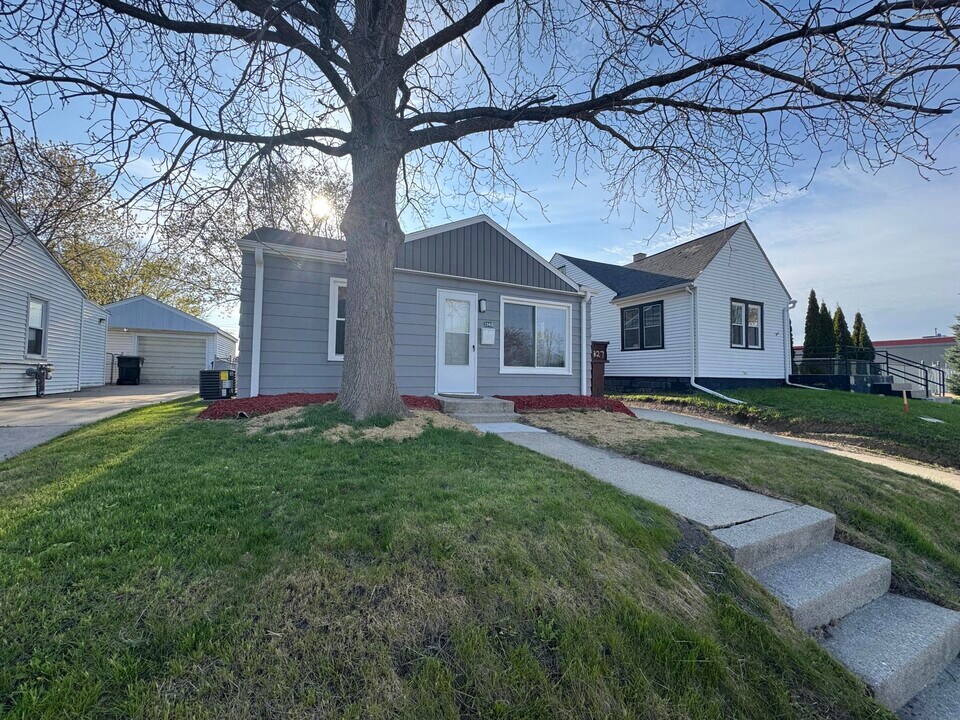 2048 Indiana St in Racine, WI - Building Photo