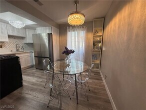 5219 Caliente St in Las Vegas, NV - Building Photo - Building Photo