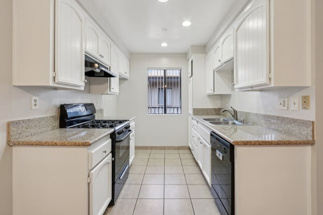 725 E Providencia Ave in Burbank, CA - Building Photo - Building Photo