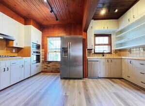 2154 Ashby Ave, Unit Room 1 in Berkeley, CA - Foto de edificio - Building Photo