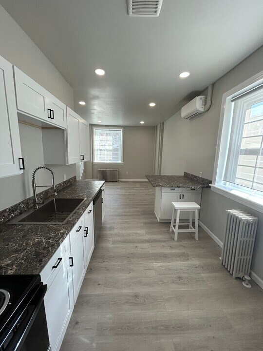 1 Caroline Ave, Unit Unit 2 in St. Clair, PA - Building Photo