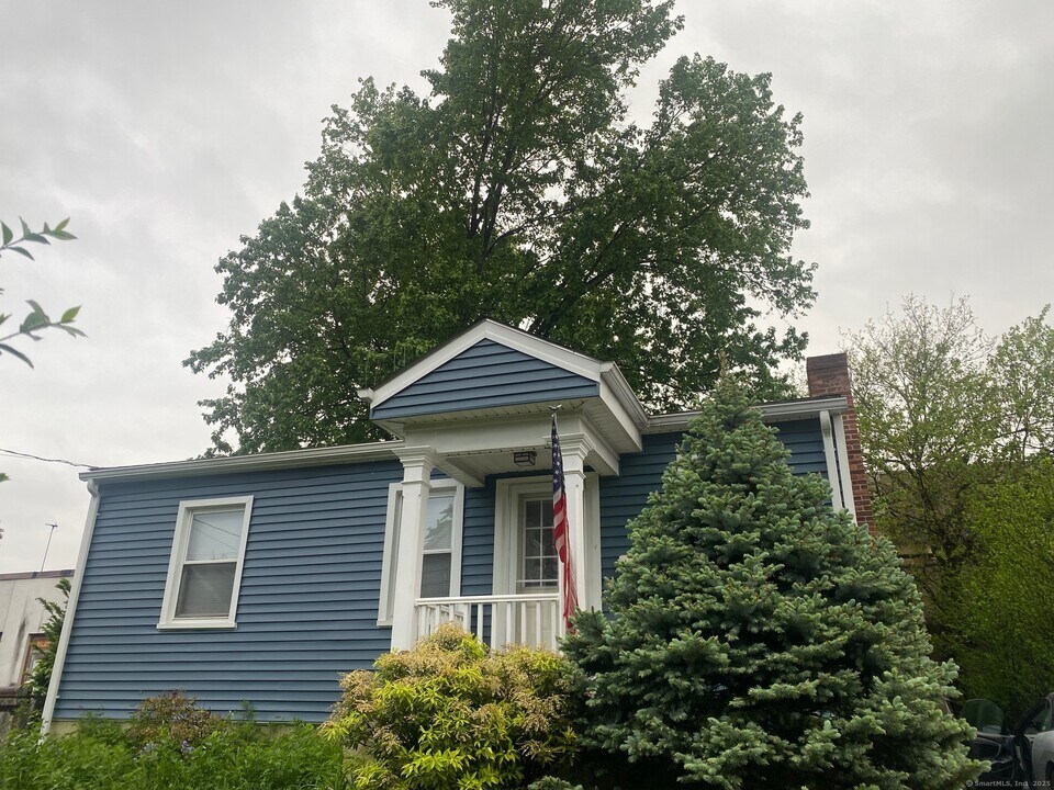 13 Parker Ave in Stamford, CT - Building Photo