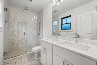 225 E Eagle St, Unit #2 in Boston, MA - Foto de edificio - Building Photo