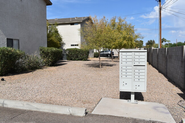 7355 N Black Canyon Hwy in Phoenix, AZ - Building Photo - Building Photo