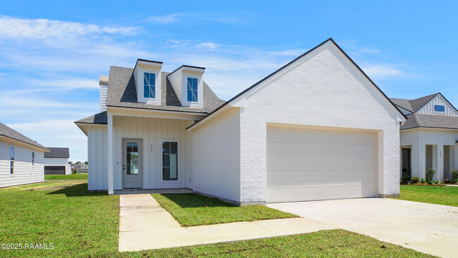 107 Alexander Palm Ave in Youngsville, LA - Building Photo - Building Photo