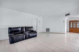 3990 NW 42nd Ave, Unit 403 in Lauderdale Lakes, FL - Building Photo - Building Photo