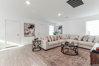 5935 Texas Spur in Seguin, TX - Foto de edificio - Building Photo