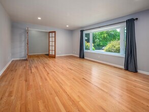 5530 SW Nicol Rd in Portland, OR - Foto de edificio - Building Photo