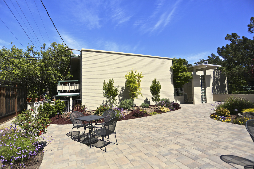 1230 Alameda De Las Pulgas in Belmont, CA - Building Photo