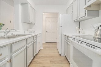 300 Johnson Ferry Rd in Atlanta, GA - Foto de edificio - Building Photo