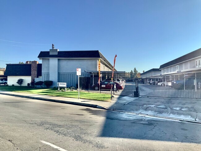 Stine Ridge Townhomes in Bakersfield, CA - Foto de edificio - Building Photo