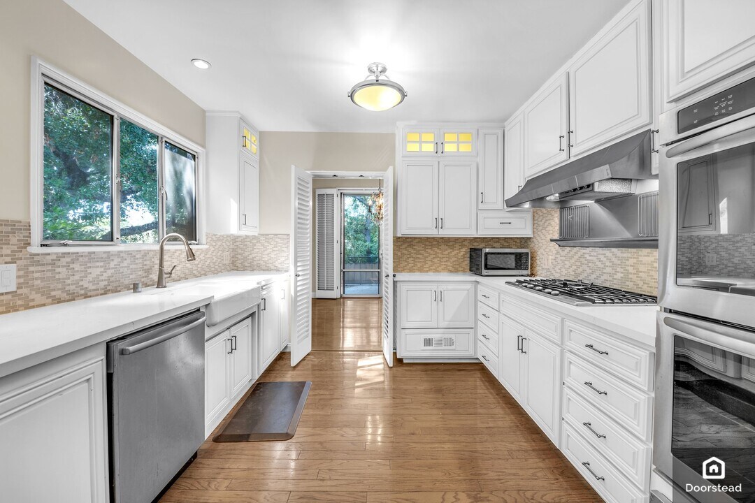 535 S Orange Grove Blvd, Unit 12 in Pasadena, CA - Building Photo