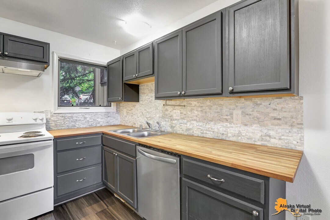 12636 Silver Fox Ln in Anchorage, AK - Building Photo