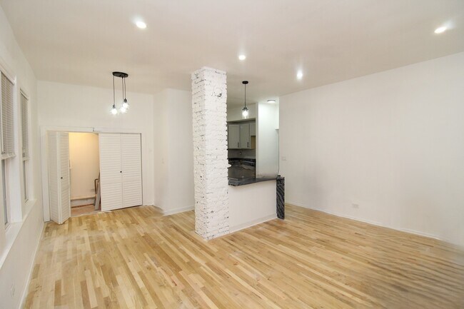 2470 N Clybourn Ave in Chicago, IL - Building Photo - Building Photo