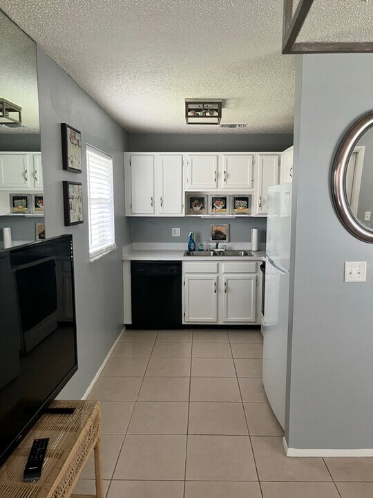 105 Spring Lake Ct in Vero Beach, FL - Building Photo