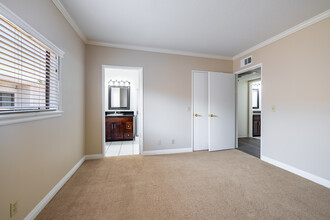 Chelsea Manor in Valley Village, CA - Building Photo - Interior Photo