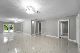 251 NW 34th St in Oakland Park, FL - Building Photo - Building Photo