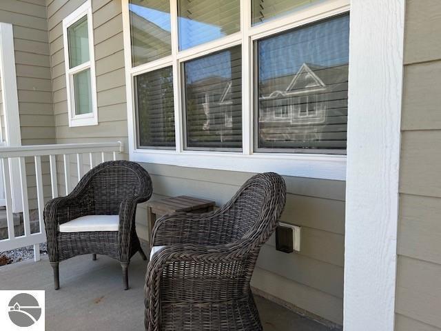 982 Lake Ridge Dr in Traverse City, MI - Foto de edificio - Building Photo