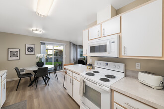 Regency Apartments in Vancouver, WA - Building Photo - Building Photo
