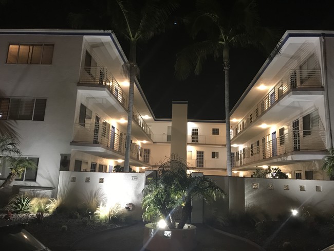 AMAZING CONDOMINIUM BUILDING BY THE BEACH!! in Santa Monica, CA - Building Photo - Building Photo