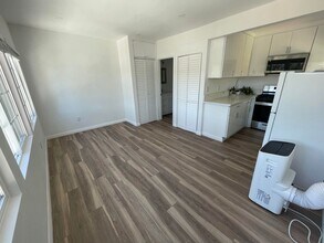 4953 Mt Royal Dr in Los Angeles, CA - Building Photo - Building Photo