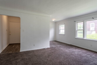 2663 Noble Rd in Cleveland Heights, OH - Building Photo - Interior Photo