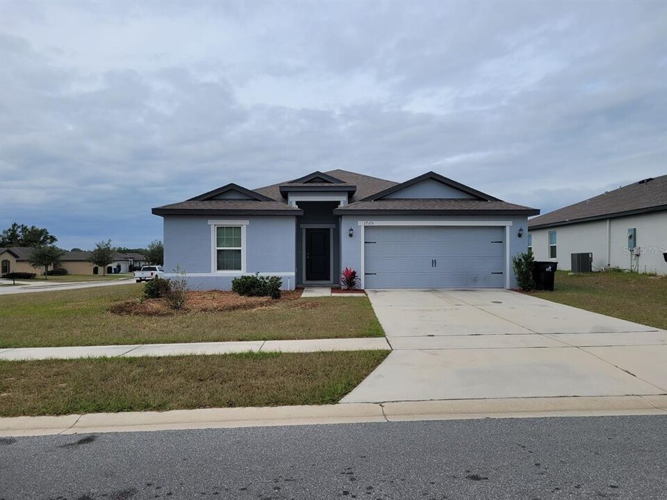 1705 Gopher Tree St in Mascotte, FL - Building Photo