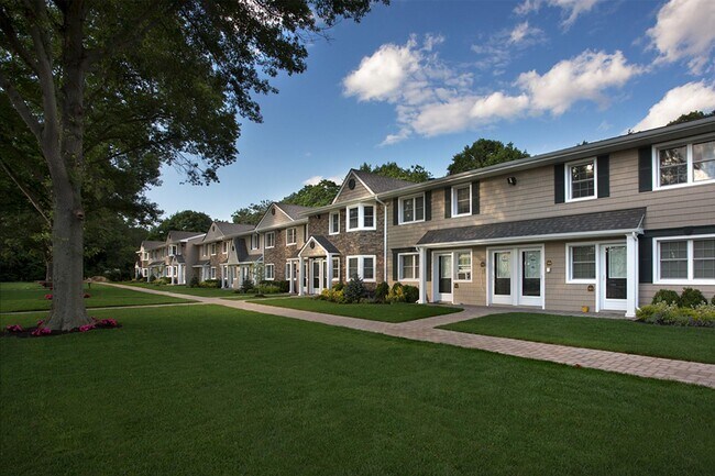 518 Tudor Ln in Middle Island, NY - Building Photo - Building Photo
