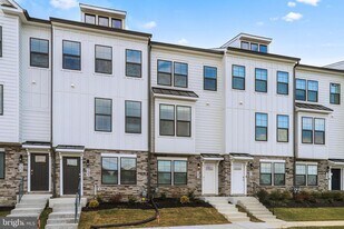 721 Courier Ln in Frederick, MD - Building Photo