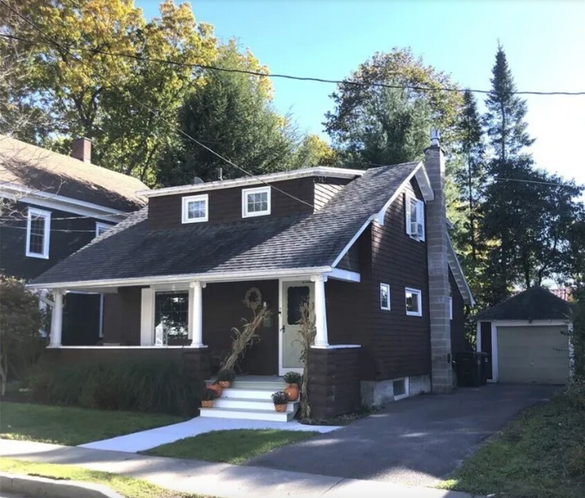 4 Irving Pl in Oneonta, NY - Building Photo