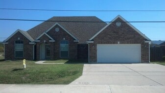 6194 Westchase Loop in Lumberton, TX - Building Photo