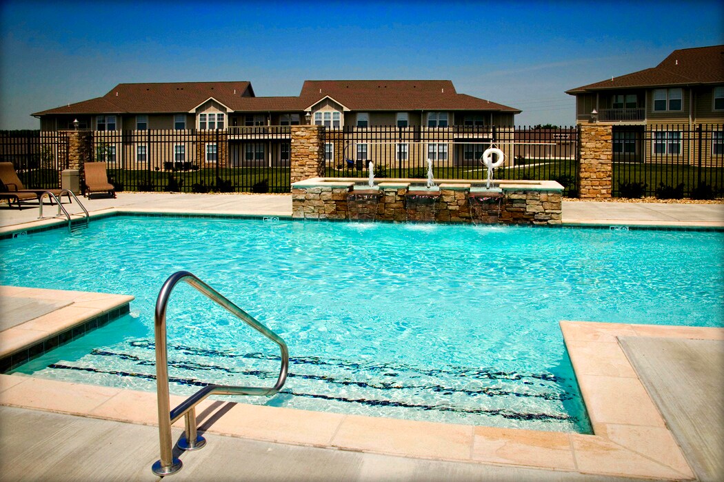 Ironwood Court and Park West Apartments in Lawrence, KS - Foto de edificio