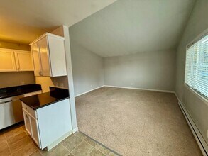 1412 SW Custer Dr, Unit Upper View Unit in Portland, OR - Building Photo - Building Photo