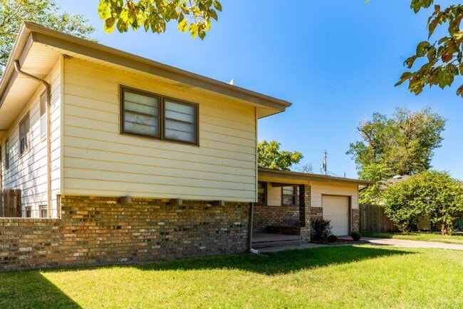 1210 Nelson Ave in Liberal, KS - Building Photo - Building Photo