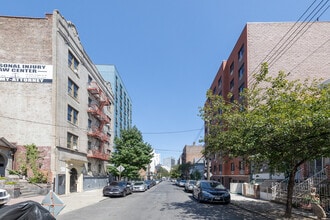 2741 Creston Ave in Bronx, NY - Foto de edificio - Building Photo
