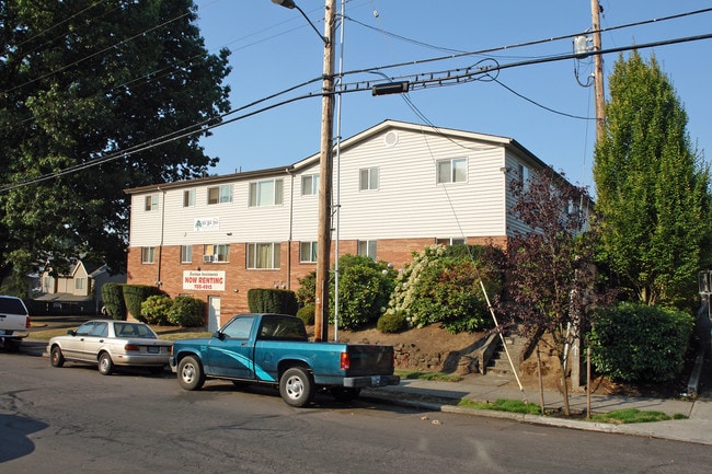 The Oak Tree Apartments in Portland, OR - Building Photo - Building Photo