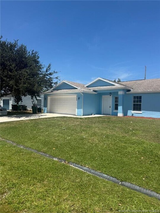 2249 SE Friendship St in Port St. Lucie, FL - Foto de edificio
