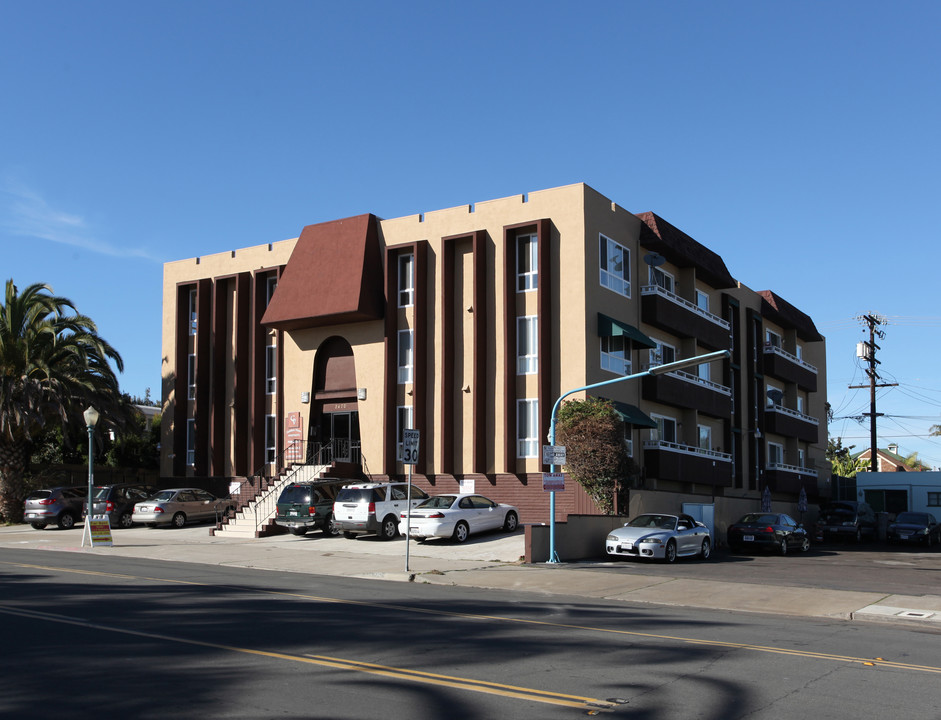 Gaslight Manor in San Diego, CA - Building Photo