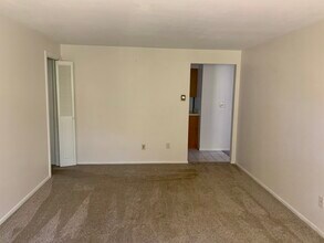 26 College St in Clinton, CT - Building Photo - Building Photo