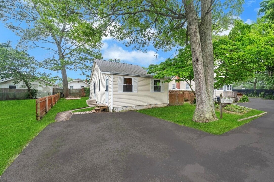 22 Forest View Dr in Ronkonkoma, NY - Building Photo