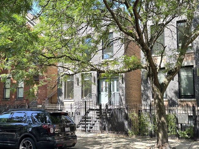 1424 N Bosworth Ave, Unit G04C in Chicago, IL - Building Photo - Building Photo