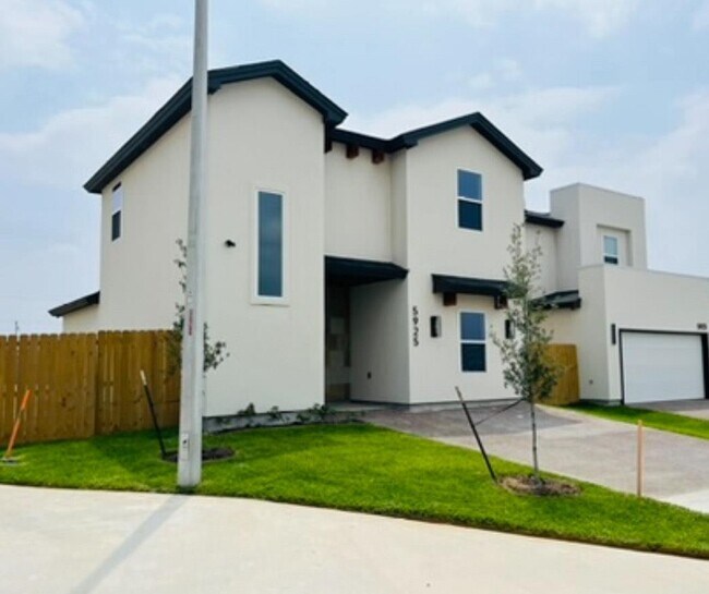 5925 Heather Loop in Laredo, TX - Building Photo - Building Photo