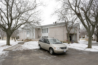 4520 Governors Dr in Rockford, IL - Foto de edificio - Building Photo